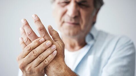 Stock and pain in the arthrosis of the joints of the hands